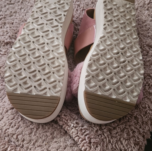 UGG sandals size 6 - Picture 6 of 6